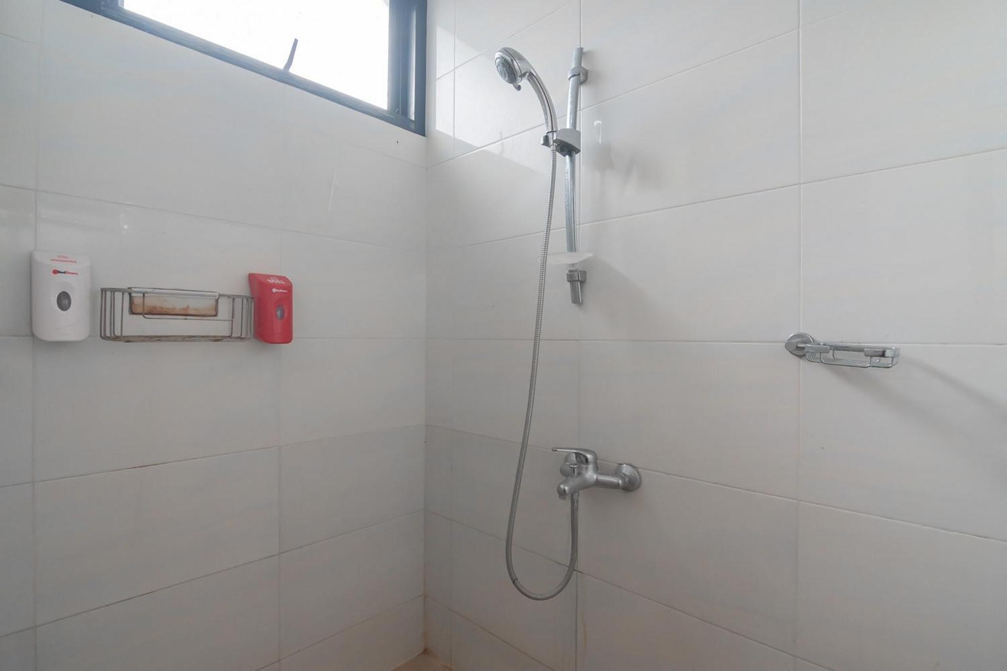 מלון Reddoorz Near Sukabumi Station 2 מראה חיצוני תמונה